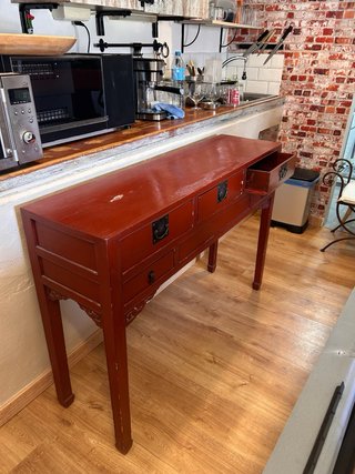 Mueble de entrada de madera rojo