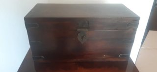 Cofre de madera maciza con detalles metálicos