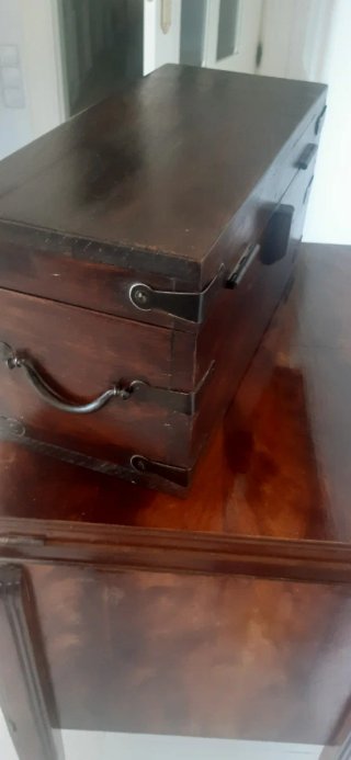 Cofre de madera maciza con detalles metálicos