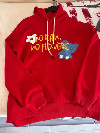 Sudadera Bershka Roja con Oso y Flores