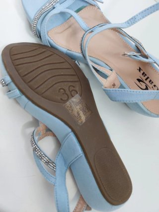 Sandali scamosciati azzurri con strass