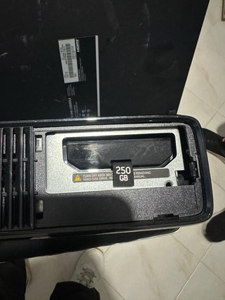 Xbox 360 Slim 250GB + Controller + Gioco
