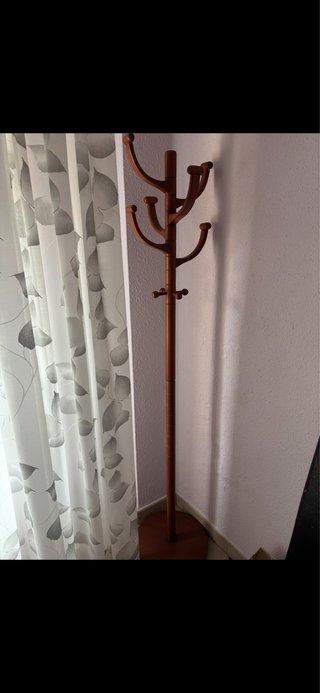 Perchero de madera marrón