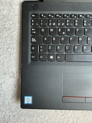 Portatile Lenovo nero con custodia rosa in omaggio