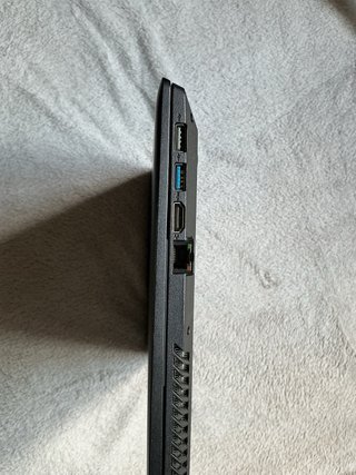 Portatile Lenovo nero con custodia rosa in omaggio