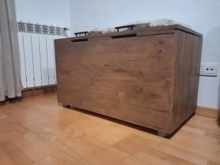 Baúl de madera con cojines