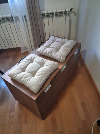 Baúl de madera con cojines