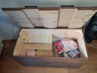 Baúl de madera con cojines