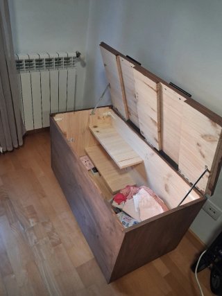 Baúl de madera con cojines
