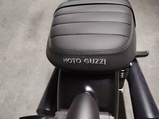 Moto Guzzi V7 Stone Roja