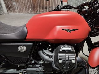 Moto Guzzi V7 Stone Roja