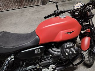 Moto Guzzi V7 Stone Roja