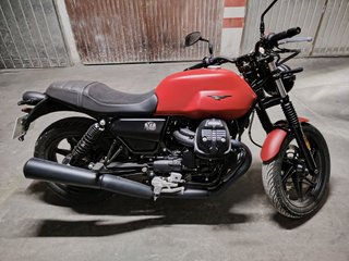 Moto Guzzi V7 Stone Roja