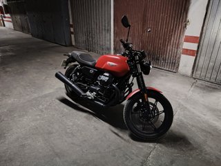 Moto Guzzi V7 Stone Roja