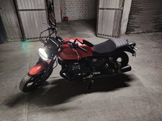 Moto Guzzi V7 Stone Roja