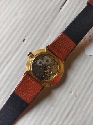 Reloj Titan Hombre Correa Marrón y Detalles Dorado