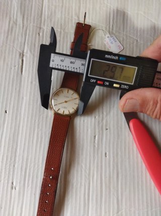 Reloj Titan Hombre Correa Marrón y Detalles Dorado
