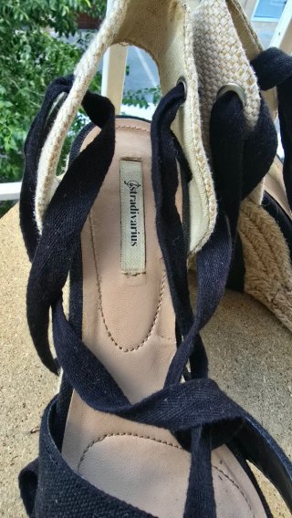 Sandalias cuña negras y beige