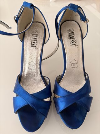 Zapatos de tacón azul y plata