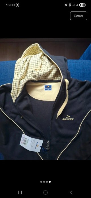 Sudadera Boomerang Negra con etiqueta