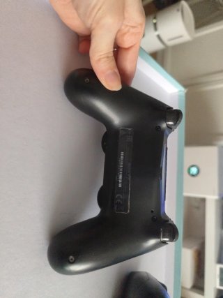 PS4  slim 1TB + 2 mandos originales + 3 juegos