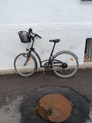 Bicicleta de paseo negra con cesta
