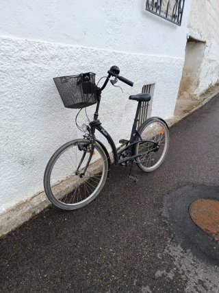 Bicicleta de paseo negra con cesta