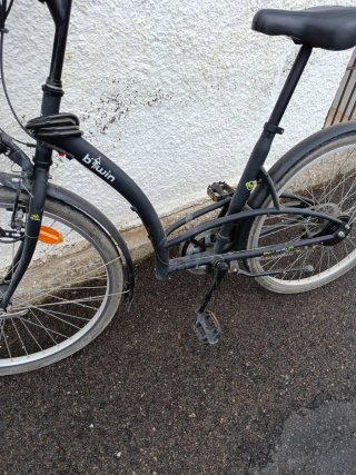 Bicicleta de paseo negra con cesta