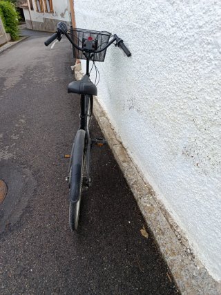 Bicicleta de paseo negra con cesta