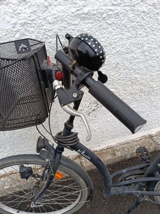 Bicicleta de paseo negra con cesta