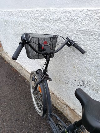 Bicicleta de paseo negra con cesta