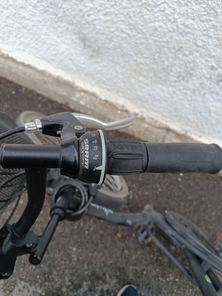 Bicicleta de paseo negra con cesta