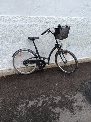 Bicicleta de paseo negra con cesta