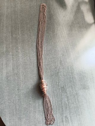 Collar plateado.