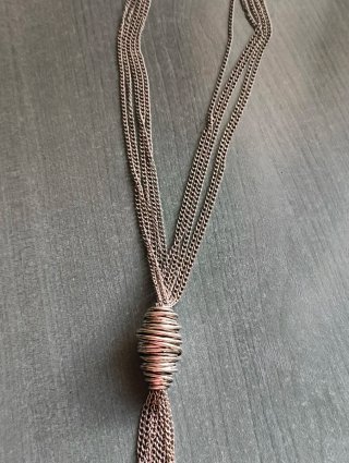 Collar plateado.