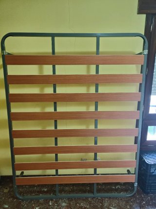 Somier con sus patas y laminas de madera 150x190cm