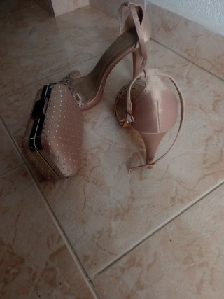Bolso y zapatos de fiesta dorados