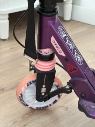 Patinete infantil morado con casco