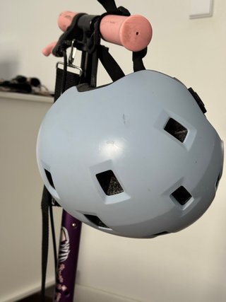Patinete infantil morado con casco