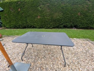 Mesa de jardín gris/negra de metal.