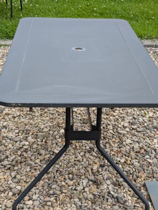 Mesa de jardín gris/negra de metal.