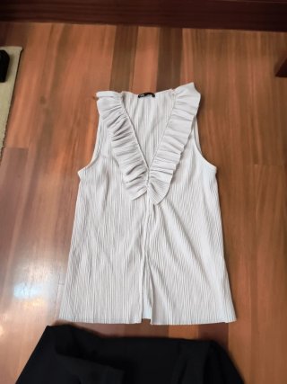 Camisa beige y falda de vuelo negra