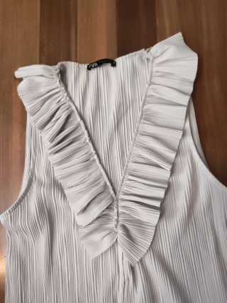 Camisa beige y falda de vuelo negra