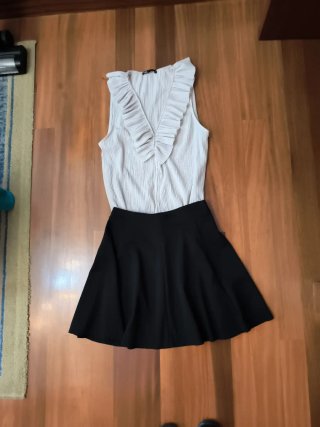 Camisa beige y falda de vuelo negra