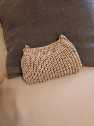 Borsa uncinetto beige con catena dorata