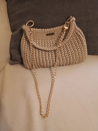 Borsa uncinetto beige con catena dorata