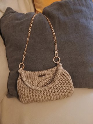 Borsa uncinetto beige con catena dorata