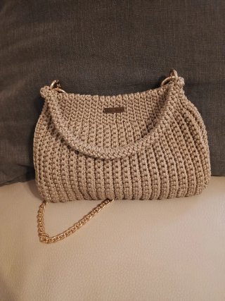 Borsa uncinetto beige con catena dorata
