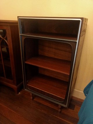 Mueble antiguo artesanal hecho con TV de madera