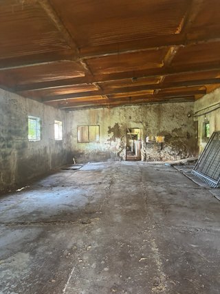 Casa y nave con terreno